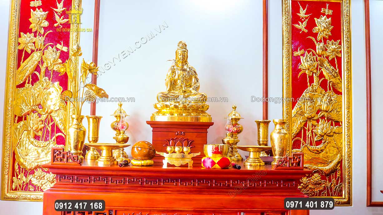 Phật B&agrave; Quan &Acirc;m được đặt tr&ecirc;n cao, ngay ch&iacute;nh giữa ban thờ